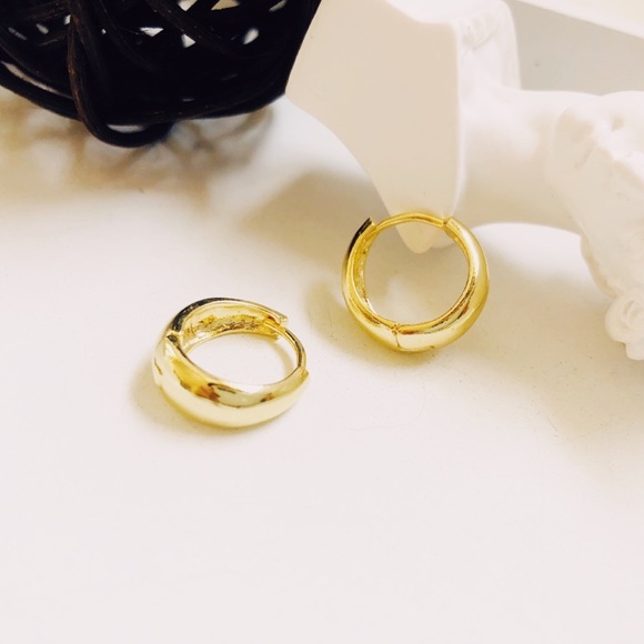 14K 💕Last one Gold Plated Circle Hoop Huggies - Picture 3 of 5